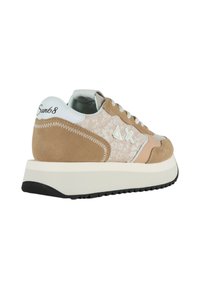 Sneakers in suede e tessuto beige con motivo floreale, dettagli bianchi e una soletta in gomma spessa. Presenta un logo sul tallone e chiusura con lacci.
