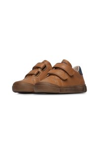 Sneakers in pelle marrone con due cinghie in Velcro, punta arrotondata e suola in gomma testurizzata. Presentano un accento a contrasto blu navy sul tallone.