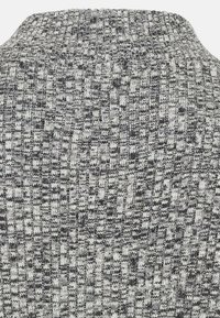 Strickpullover aus einer Mischung von schwarzen und grauen Garnen, mit_texturiertem Muster und hohem Kragen. Weicher Stoff mit lässigem Design.