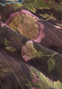 Permatomas audinys su gėlių raštais rožinės ir žalios spalvų atspalviuose, su auksinėmis vertikaliomis juostelėmis. Minkšta tekstūra su subtiliu, lengvu išvaizdu.