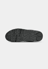 Schwarze Sneakersohle mit einem strukturierten Muster, das tiefe Rillen und Quadrate für den Halt aufweist. "Nike"-Markenprägung auf der unteren Seite.