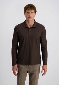 Braunes Langarm-Poloshirt mit Kragen, aus glattem Stoff gefertigt, mit einer subtilen Textur und einem kleinen Logo auf der Brust.