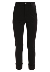 Schwarze, maßgeschneiderte Hose aus glattem Stoff, mit einem Reißverschluss vorne, Knopfverschluss und umgeschlagenen Säumen an den Knöcheln.