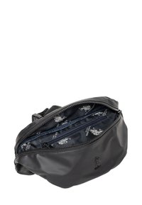 Borsa in nylon nera con una superficie liscia, dotata di chiusura a zip e un interno a motivi foderato con loghi. Dettaglio della tracolla regolabile visibile.