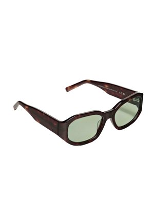 Occhiali da sole in tartaruga marrone con montatura angolare, lenti verdi e aste larghe. Presentano una finitura lucida e hardware minimale.