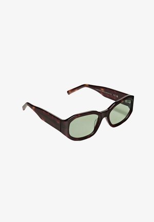 Braune Schildpatt-Sonnenbrille mit eckigen Rahmen, grünen Gläsern und breiten Bügeln. Verfügt über eine glänzende Oberfläche und minimalen Hardware.