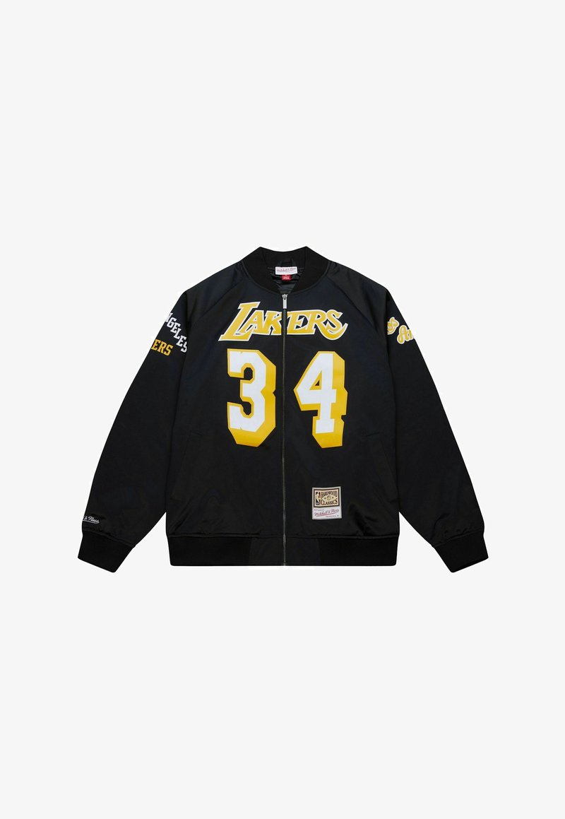 Schwarze Bomberjacke mit gelber "LAKERS"-Aufschrift, der Nummer "34", elastischen Bündchen und einem Etikett am Saum. Glatte Textur und Reißverschluss.