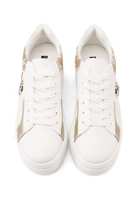 Sneakers bianchi in pelle con accenti dorati, caratterizzati da una superficie liscia, punta rotonda, design con lacci e dettaglio del logo sul lato.