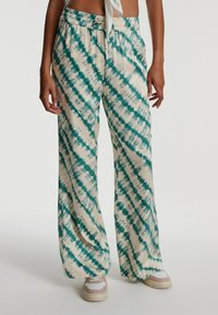 Weite Hosen aus leichtem Stoff mit einem Batikmuster in Blaugrün und Creme. Elastischer Bund mit Kordelzug.