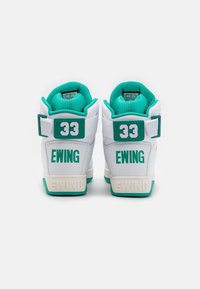 Wysokie sneakersy z białej skóry z turkusowymi akcentami, dużym napisem "33" i "EWING" z tyłu oraz teksturowanym językiem.
