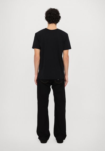 Schwarzes Kurzarm-T-Shirt mit Rundhalsausschnitt, kombiniert mit locker sitzenden schwarzen Hosen. Der Stoff wirkt glatt und hat ein einfaches Design.