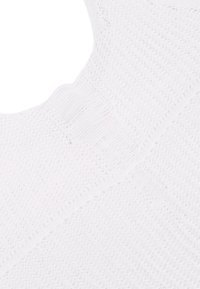 Indumento bianco lavorato a maglia con una texture aperta simile a una rete, caratterizzato da una scollatura a barca e leggere variazioni tonali nel tessuto.
