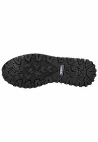 Suela de goma negra con patrones de tread robustos. Presenta surcos diagonales y en zigzag para mayor tracción. Incluye el logo de la marca en color.