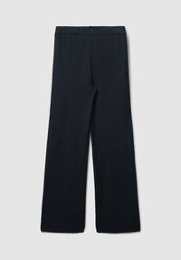 Schwarze weit geschnittene Hosen aus weichem Stoff mit einem elastischen Bund und ohne sichtbare Muster oder Hardwaredetails. Flache Textur.