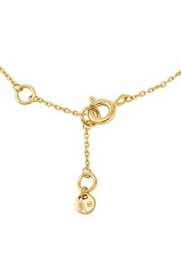 La collana in oro presenta anelli, un gancio rotondo e due pendenti circolari. Un pendente mostra le iniziali incise, arricchendo il dettaglio.