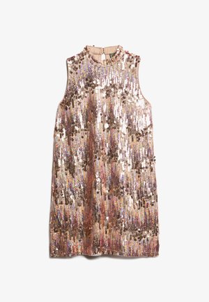 Mouwloze paillettenjurk met een hoge halslijn, versierd met een patroon van grote, reflecterende, multikleurige pailletten op een lichte achtergrond.