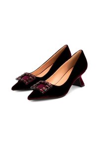 Par de zapatos de terciopelo morado oscuro de tacón bajo con puntera afilada, adornados con embellishments de joyas cuadradas en la parte delantera.