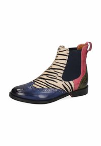 Botas Chelsea con un diseño de materiales mixtos. Piel de tigre, puntera de cuero azul marino, acentos en verde y rojo, paneles laterales elásticos y detalles de brogue.
