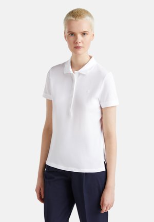 Camisa polo blanca con cuello clásico, mangas cortas y tapeta de botones; textura suave; pequeño logo bordado en el pecho.