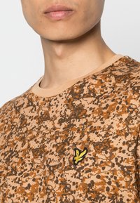 Lyle & Scott Triko s potiskem - sand