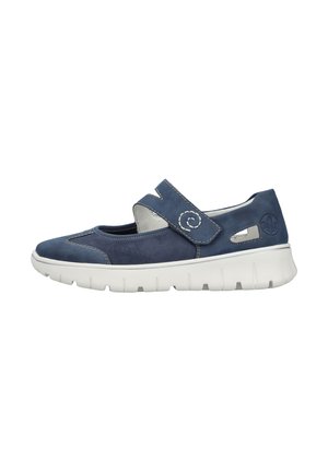 Chaussures en suede bleu avec un bout rond, une sangle ajustable et une semelle texturée blanche ; présente des coutures contrastantes et des accents découpés.