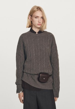 - Sweter