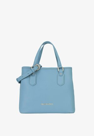 Sac à main Valentino bleu clair avec doubles poignées, bandoulière réglable et logo de la marque en ton or sur le devant.