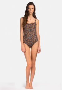 Jednoczęściowy kostium kąpielowy w ciemnobrązowym kolorze z wzorem paisley w odcieniach niebieskiego i pomarańczowego, z cienkimi ramiączkami i dopasowanym krojem. Gładka tekstura.