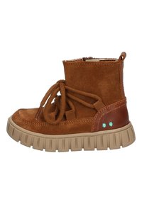 Stivale alla caviglia in suede marrone con una suola texturizzata beige, lacci frontali e dettagli in pelle marrone con puntini turchesi sul tallone.