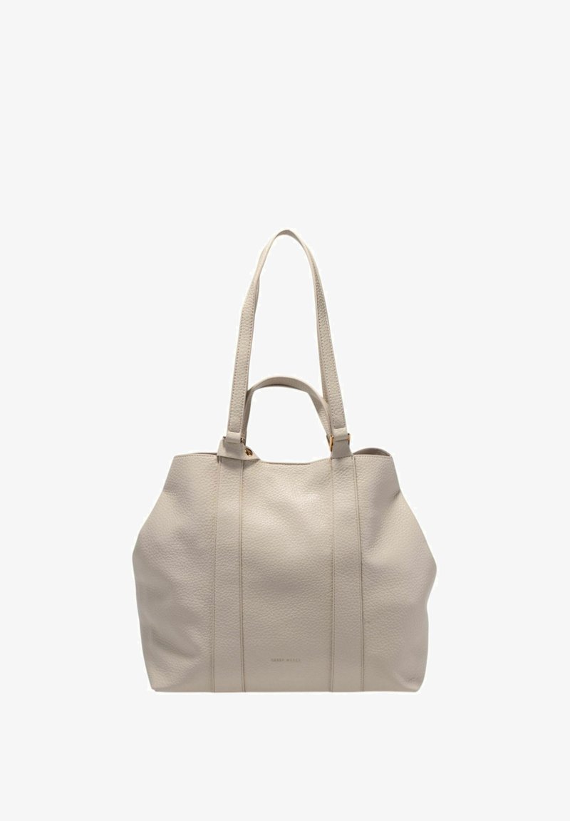 Sac fourre-tout en cuir beige texturé avec deux longues poignées et deux courtes, coutures verticales et logo de marque subtil au centre avant.