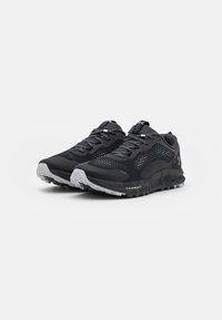 Scarpe sportive nere con tomaia in mesh traspirante, dettagli riflettenti e suola grigia resistente. I lacci sono di un grigio scuro con dettagli metallici.