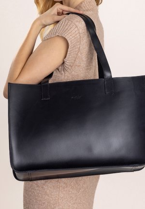 Borsa tote in pelle nera con texture liscia, forma rettangolare e due manici robusti; logo discreto stampato sul davanti.