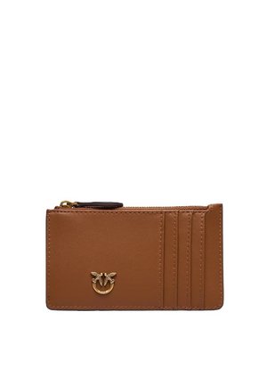 Porta carte marrone in pelle con quattro fessure per carte, un compartimento con cerniera e un piccolo emblema dorato a forma di ape al centro frontale.