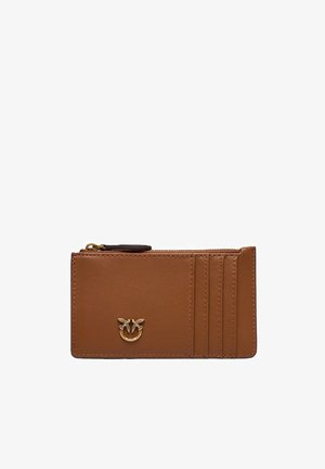 Porta carte marrone in pelle con quattro fessure per carte, un compartimento con cerniera e un piccolo emblema dorato a forma di ape al centro frontale.