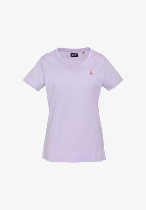 Camiseta de manga corta con cuello en V color lavanda con pequeño logo "Schott NYC" que presenta un corazón rojo en la parte superior izquierda del pecho.