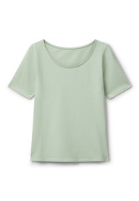 Světle zelené tričko s krátkým rukávem, které má široký kulatý výstřih a hladkou, jemnou texturu. Bez vzorů nebo dalších akcentů.