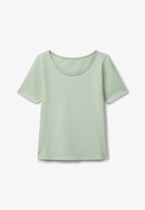 Lichtgroen T-shirt met korte mouwen, voorzien van een brede ronde hals en een zachte, gladde textuur. Geen patronen of extra accenten.