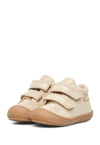 Zlaté textilní boty s dvěma suchými zipy, zaoblenou špičkou, gumovou podrážkou a béžovými akcenty. Měkká textura s jednoduchým designem.