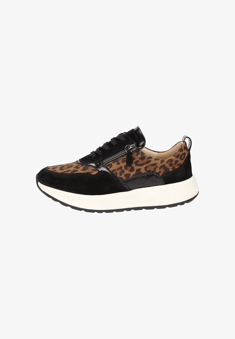 Schwarze und braune Sneaker mit Leopardenmuster aus Wildleder, glänzenden Lackakzenten, Schnürdesign und dicker weißer Gummisohle.