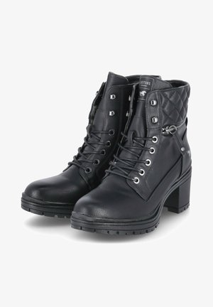 Paire de bottines noires en cuir avec lacets, col matelassé, œillets métalliques, talons carrés et détails de fermeture éclair latérales.