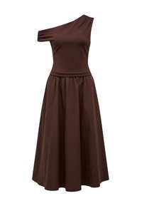 Dunkelbraunes One-Shoulder-Kleid mit einem kurzen Ärmel und einem gerafften, bodenlangen Rock vor einem weißen Hintergrund.