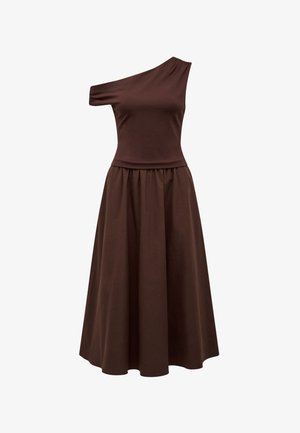 Vestido castanho escuro de um ombro, com uma manga curta e uma saia longa e franzida, em fundo branco.