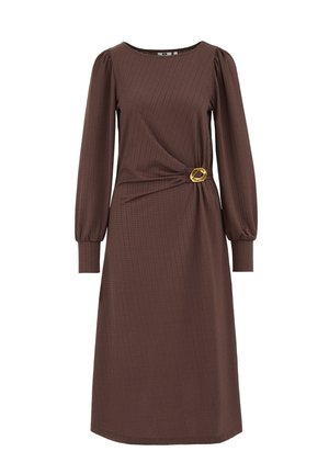 Bruine jurk met textuur, lange pofmouwen, een getailleerde taille met een gouden gesp en een recht, knielang rokgedeelte.