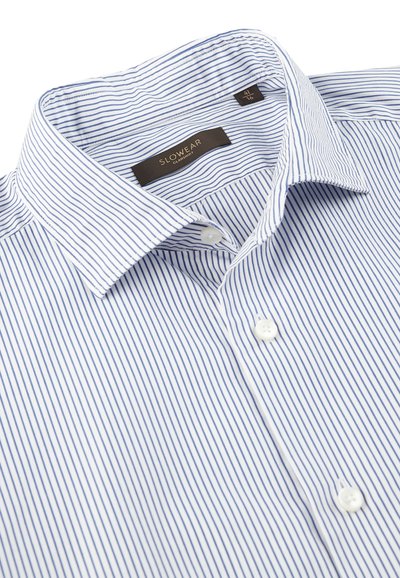 Blauw-witte gestreepte overhemd met een knoopsluiting kraag, met kleine knopen en een label van stof aan de binnenkant van de kraag. Geverfd katoen materiaal.