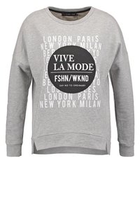 Sudadera gris hecha de tejido suave con mangas largas. Presenta un gráfico circular negro que dice "VIVE LA MODE" y nombres de ciudades en texto blanco.