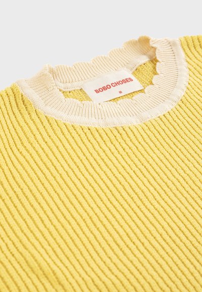 Pull en maille côtelée jaune avec encolure ronde crantée crème et étiquette "BOBO CHOSES" à l'intérieur du col, taille moyenne.