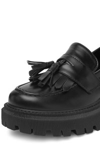 Čierne kožené loafery s hrubou zúženou podrážkou, dekoratívnymi třásňami a frakčnými detailami na hornej prednej časti.