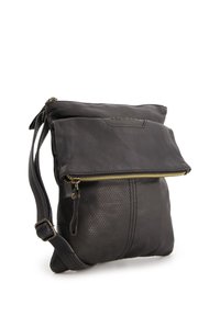 Schwarze Leder-Crossbody-Tasche mit Klappe, goldfarbenem Reißverschluss, strukturiertem Oberflächenmaterial und verstellbarem Tragegurt, mit einem Wabenmuster auf der Vorderseite.