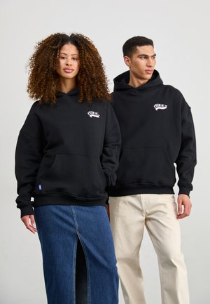 PEQUS FLAG LOGO HOODIE UNISEX - Pusa - black