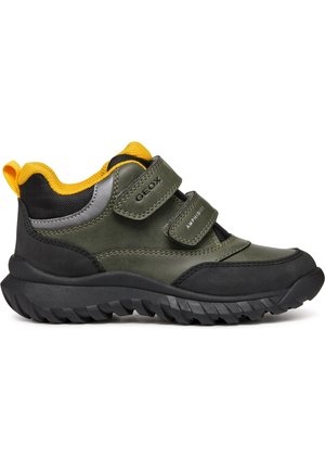 Sneaker in pelle verde e tessuto con suola in gomma nera, accenti gialli e doppie cinghie in Velcro per una chiusura sicura.